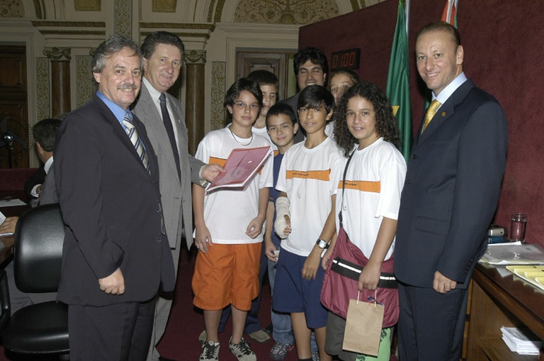 Estudantes entregam abaixo-assinado na Câmara 