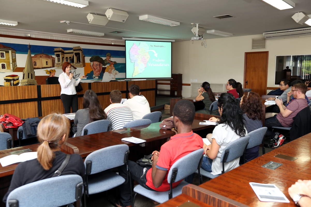 Estudantes estrangeiros debatem papel do vereador