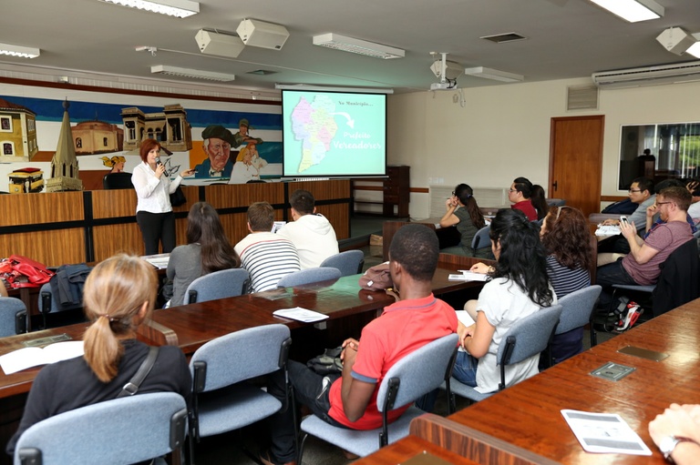 Estudantes estrangeiros debatem papel do vereador
