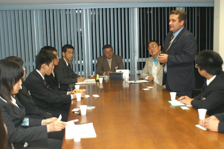 Estudantes japoneses visitam a Câmara 