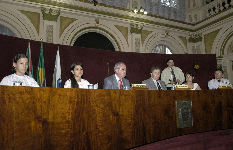 Estudantes mostram projeto na tribuna livre da Câmara 