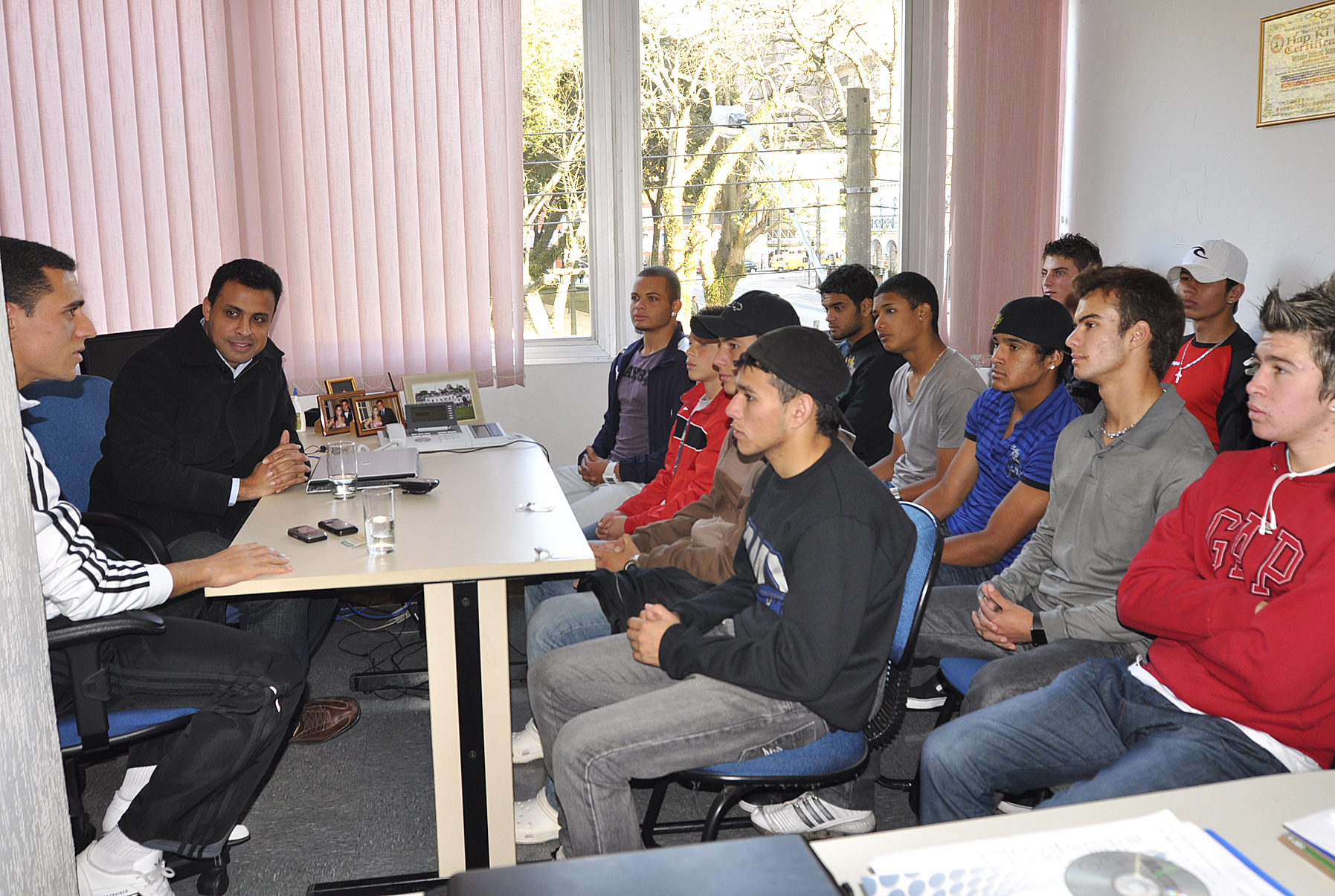 Ex-jogador do Atlético orienta jovens atletas 