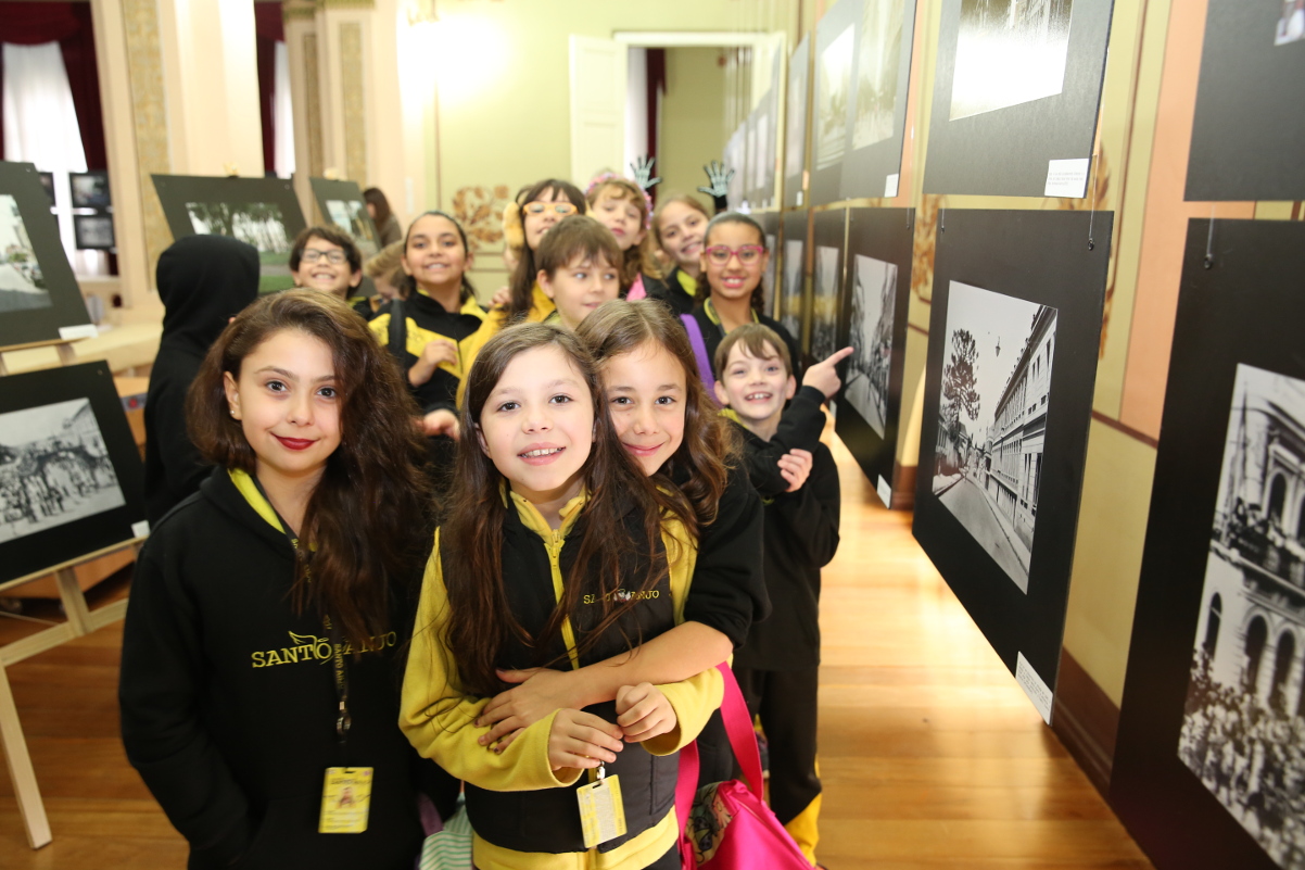 Exposição Curitiba Ontem e Hoje recebe 360 alunos 