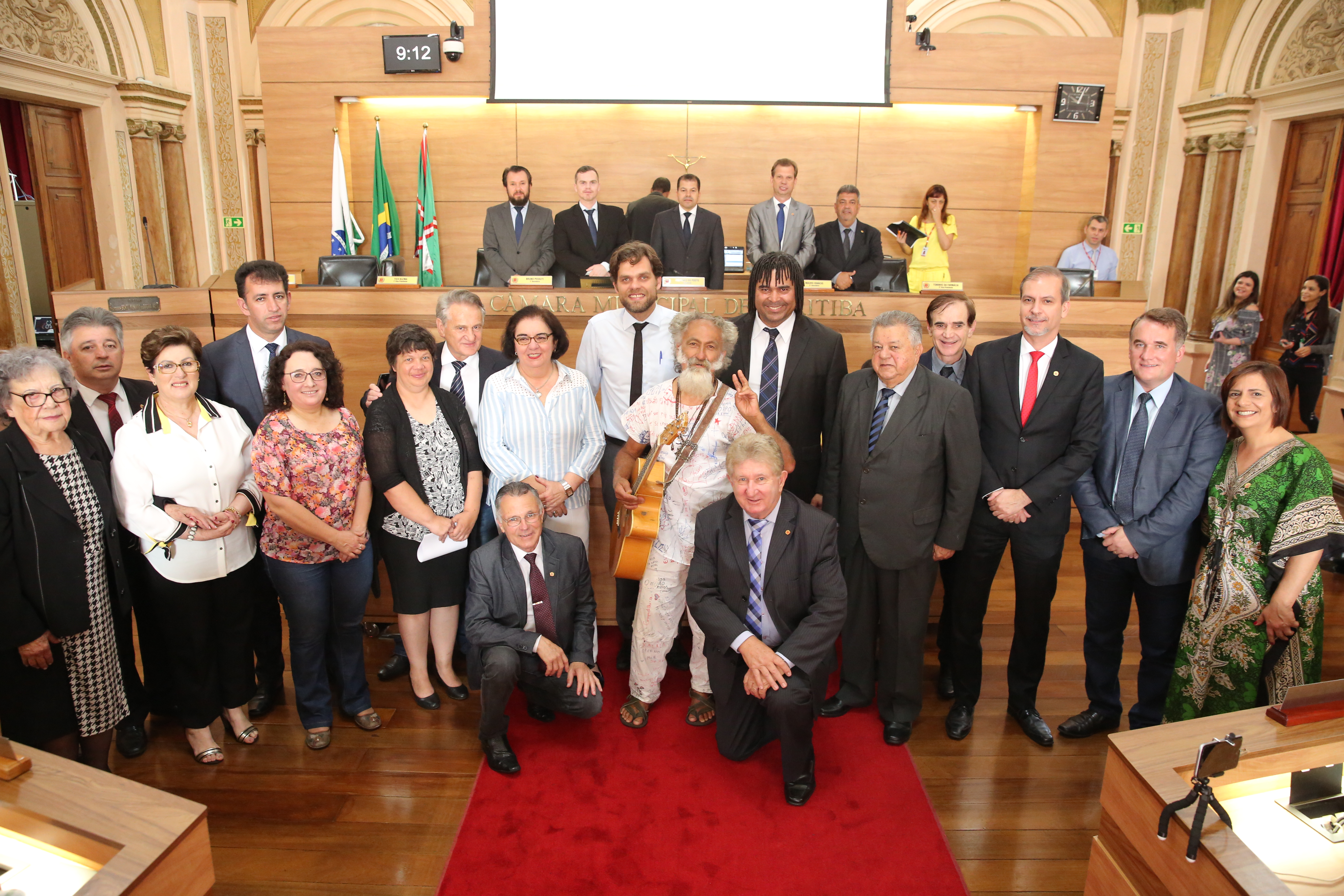 Famoso artista de rua, o músico Plá é cidadão honorário de Curitiba