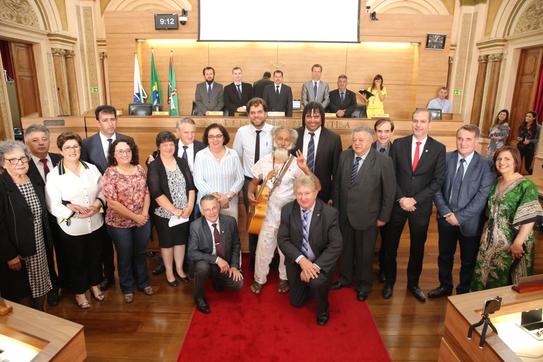 Famoso artista de rua, o músico Plá é cidadão honorário de Curitiba