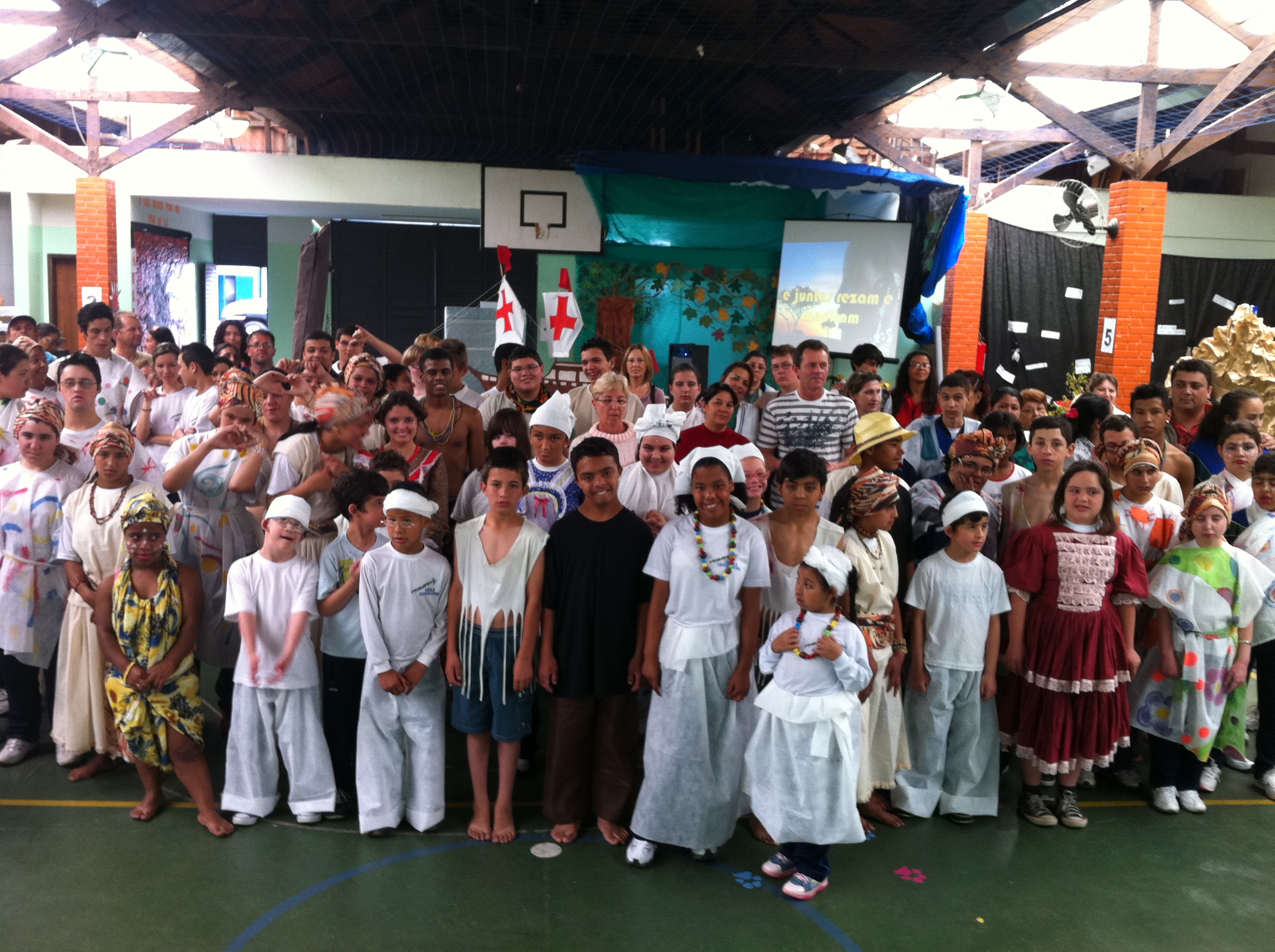 Feira do conhecimento valoriza trabalho de alunos deficientes 