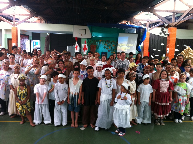 Feira do conhecimento valoriza trabalho de alunos deficientes 