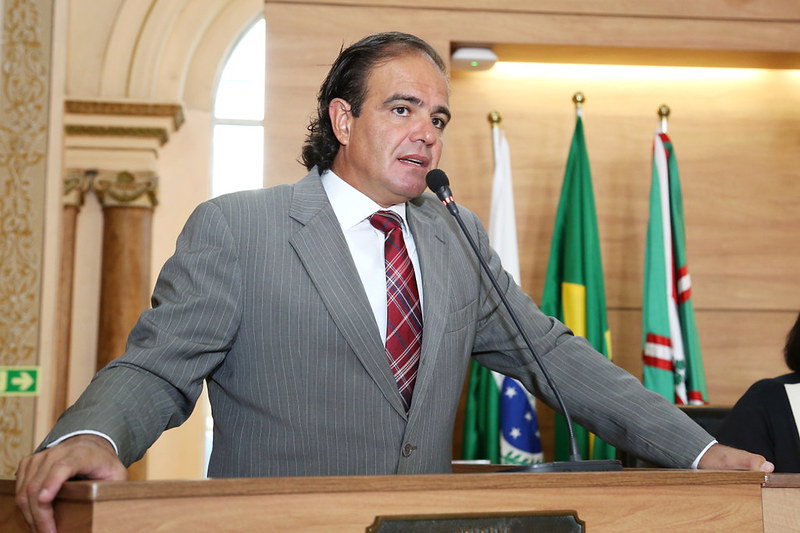 Felipe Braga Côrtes reassume cadeira de vereador