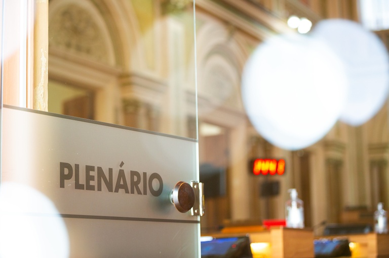 Fim do distanciamento em filas será votado nesta terça, em urgência