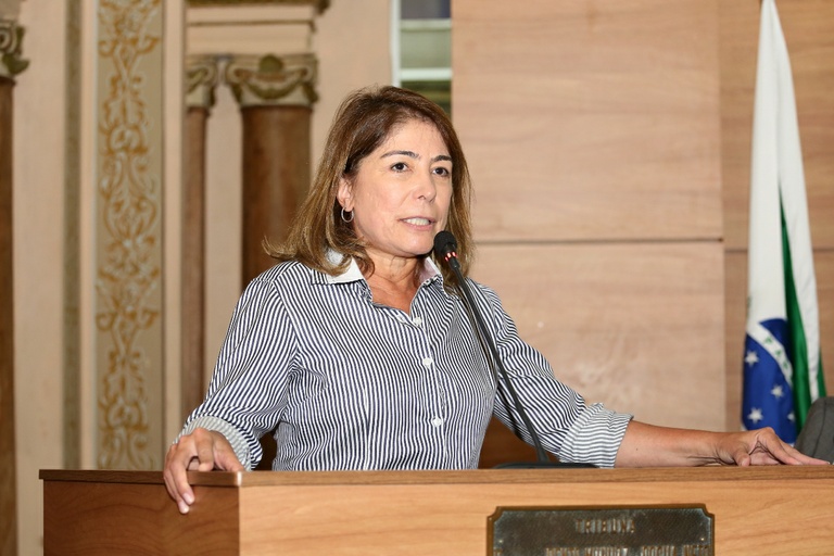 "Fiu fiu": proposta multa de R$ 280 para cantadas em Curitiba