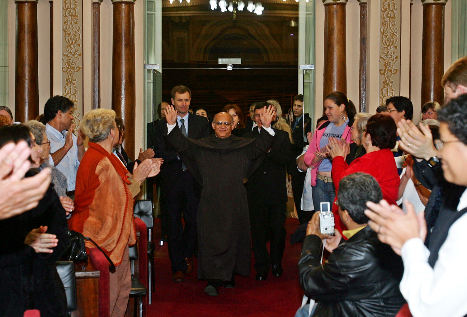 Frei Chico recebe cidadania curitibana 