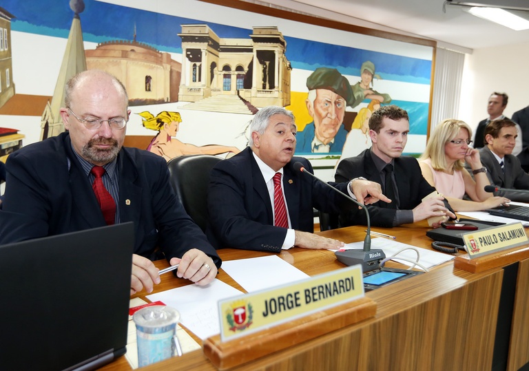 Frente de Luta pelo Transporte Coletivo ocupa plenário da Câmara Municipal 
