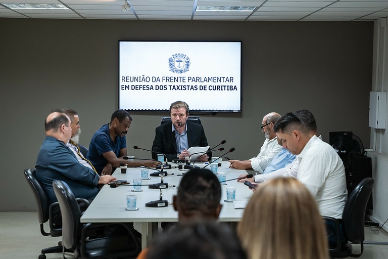 Frente Parlamentar dos Taxistas de Curitiba debate pautas da categoria