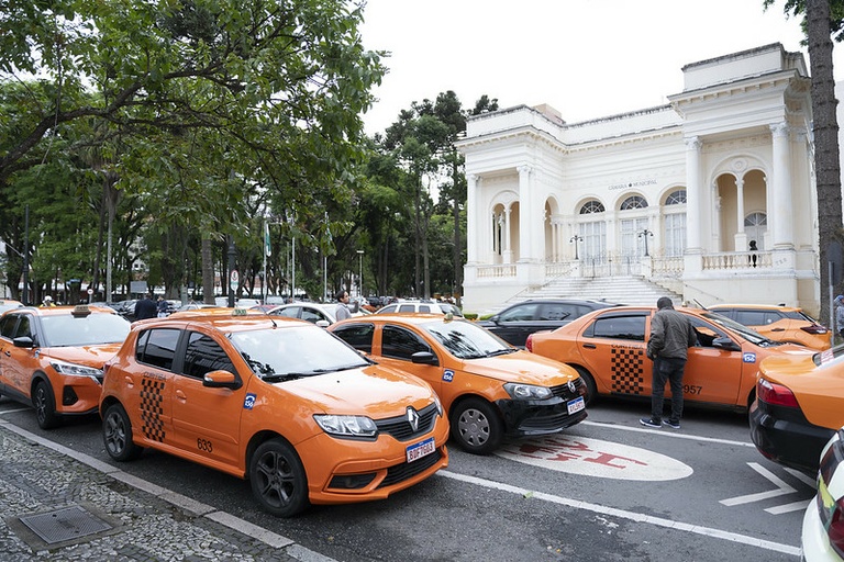 Frente Parlamentar dos Taxistas de Curitiba é lançada na Câmara