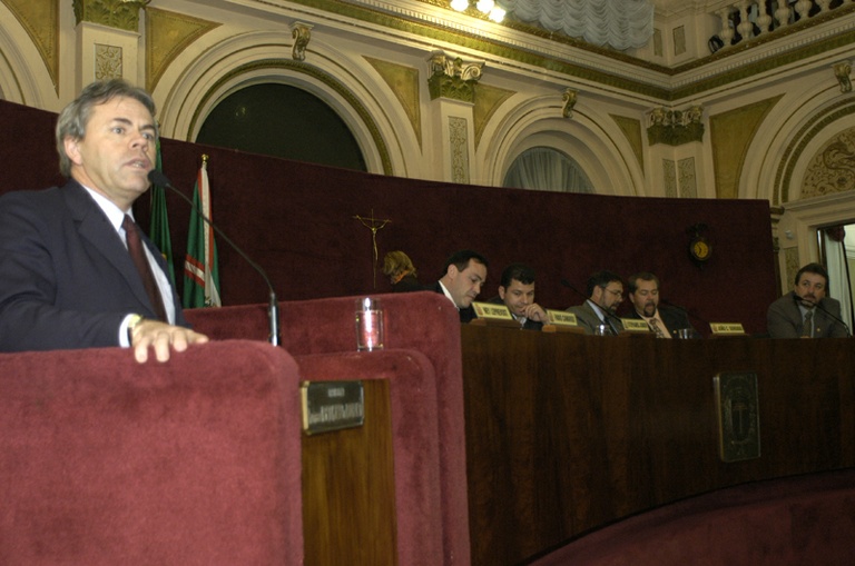 Frote volta a abordar gratificação a engenheiros 