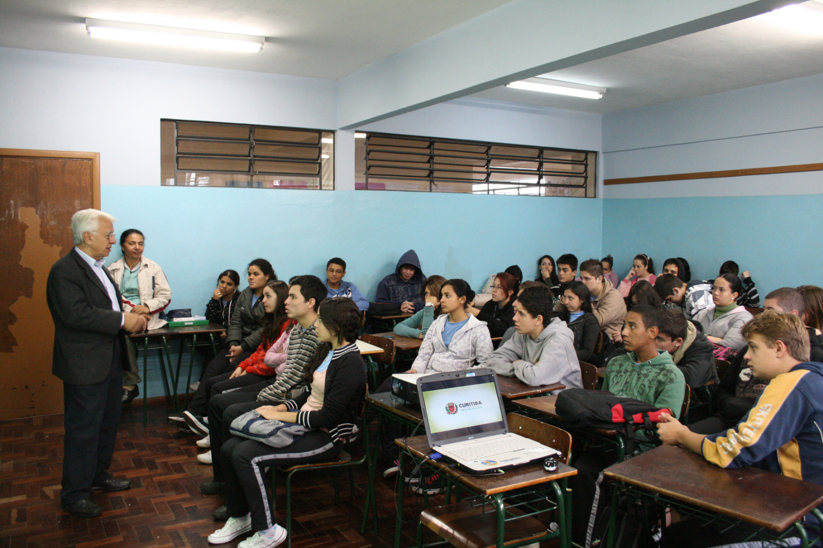 Funcionamento dos poderes é abordado em escolas 