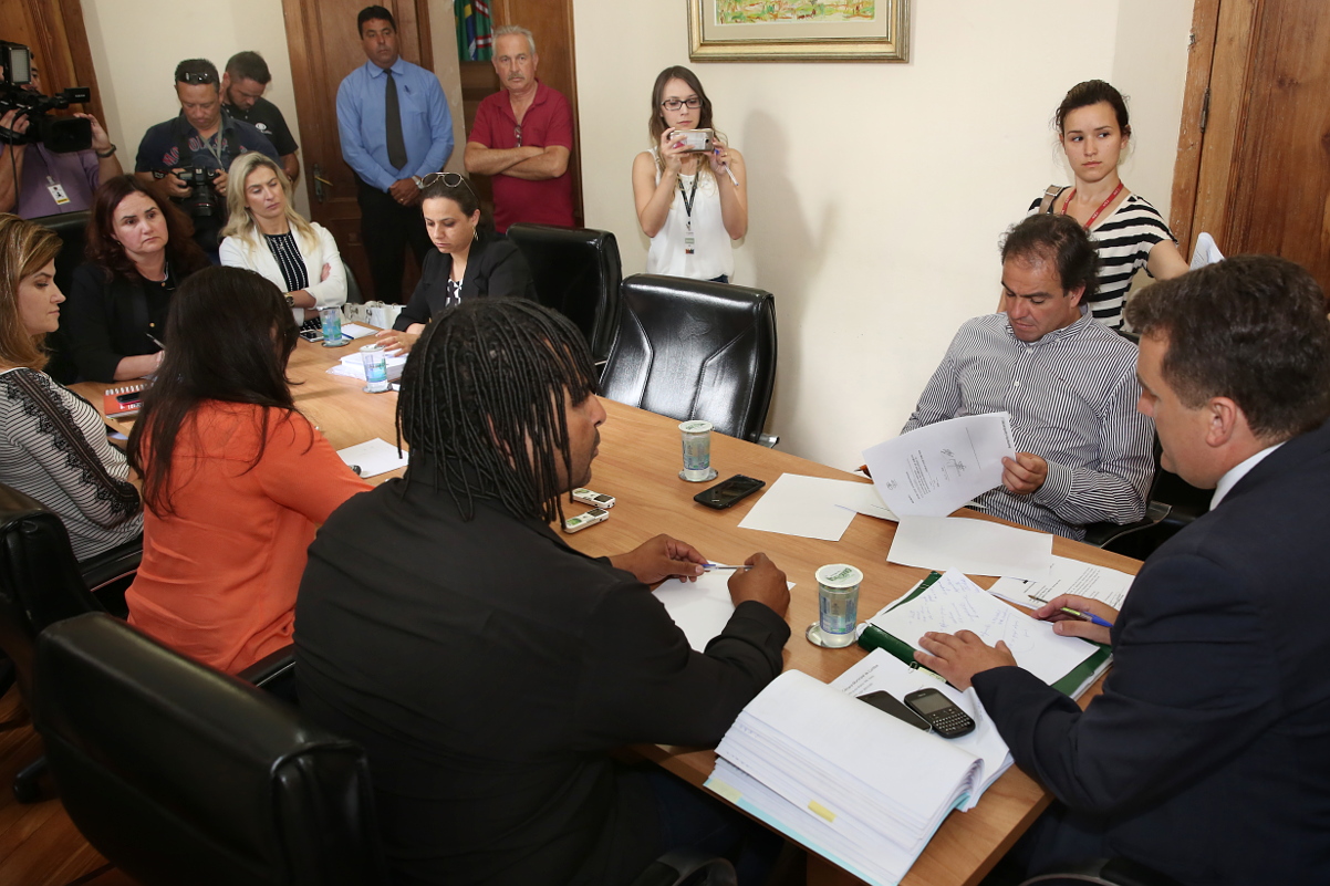 Galdino apresenta atestado e não fala à Comissão Processante