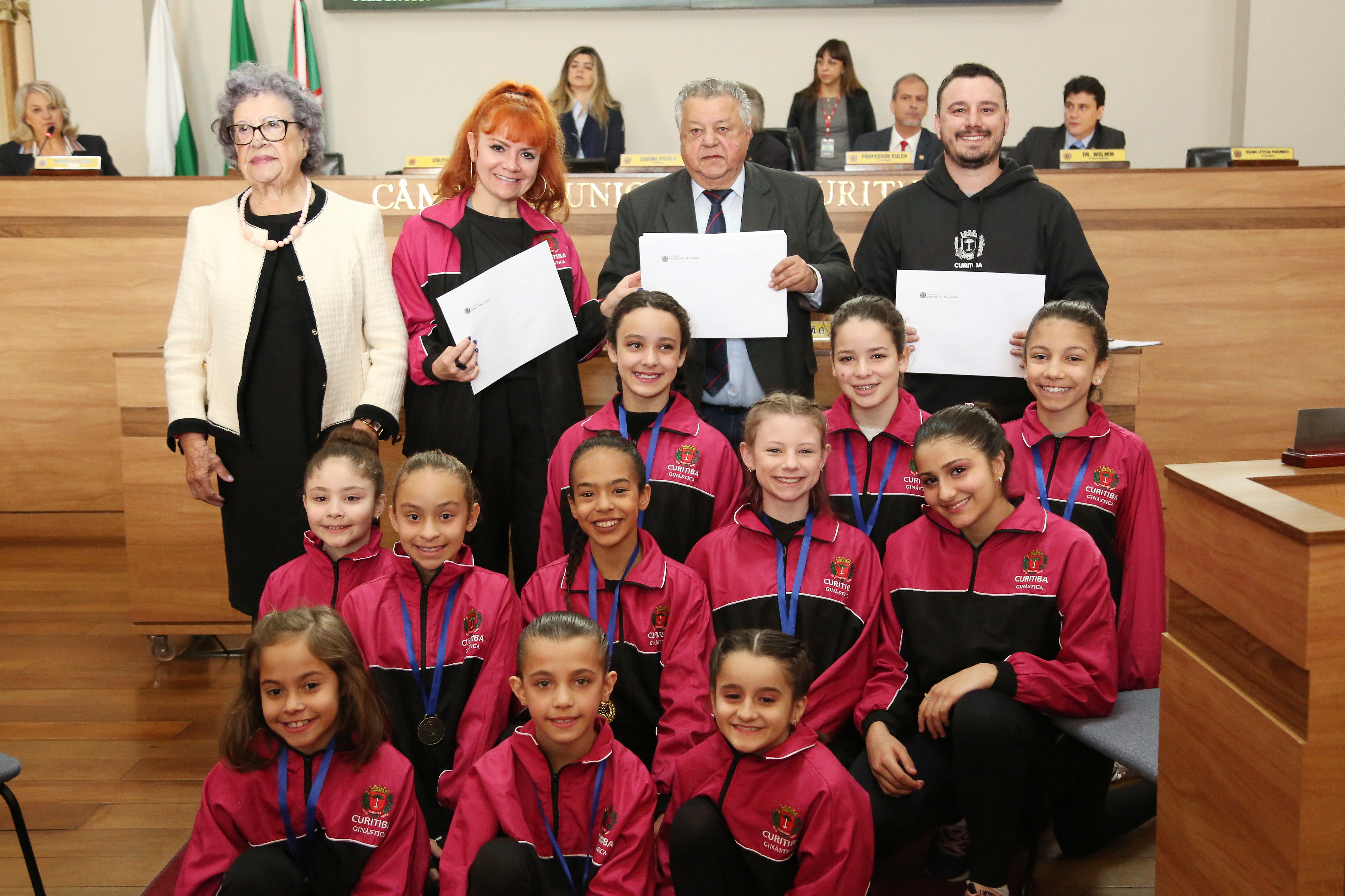 Ginastas e policial militar recebem homenagem na Câmara