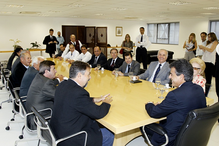 Governador Beto Richa recebe vereadores da capital 