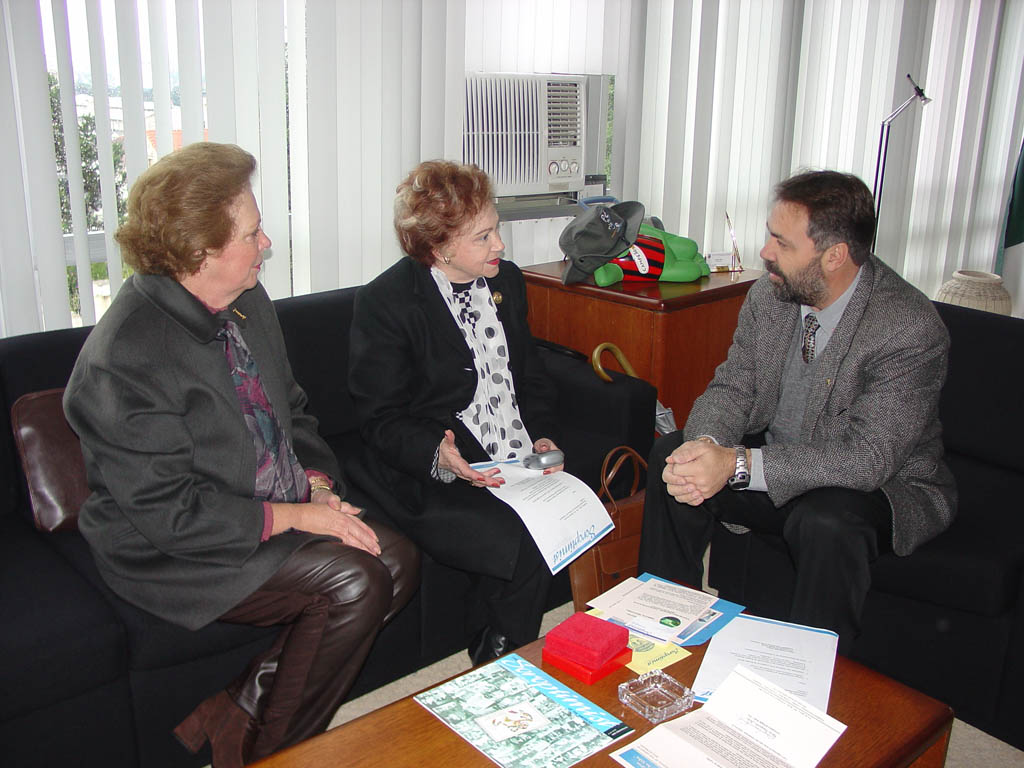 Governadora da Soroptimist entrega manifesto a Derosso 