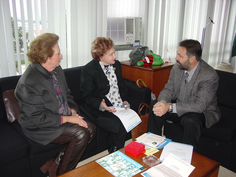 Governadora da Soroptimist entrega manifesto a Derosso 