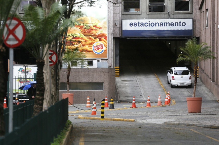 Gratuidade em estacionamento de shopping recebe substitutivo