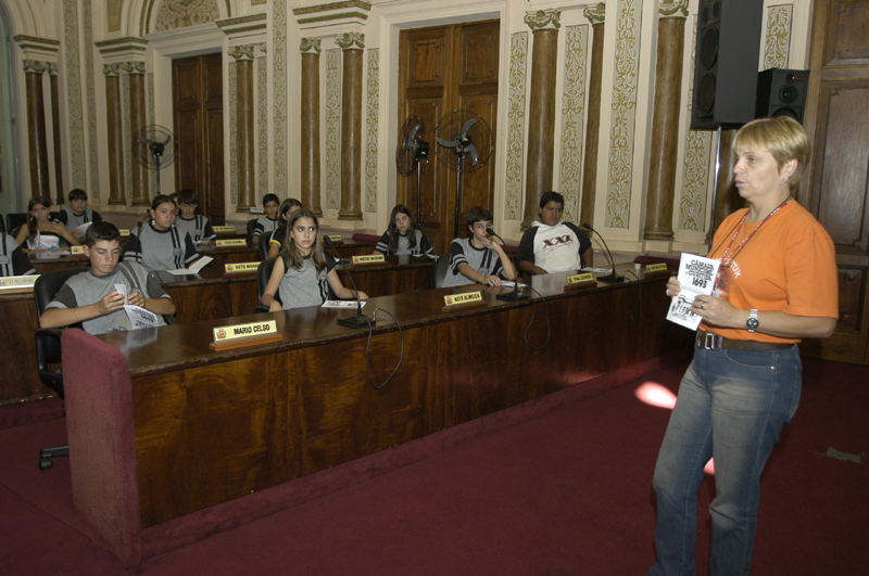 Grupo de estudantes conhece a Câmara 