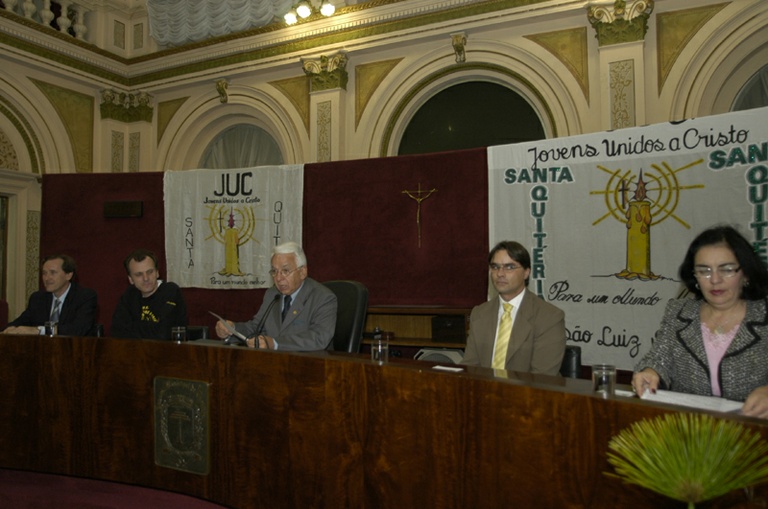 Grupo de jovens recebe homenagem na Câmara 