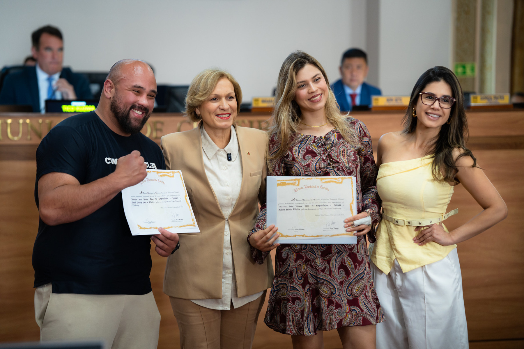 Homenagens em Plenário: atletas de kickboxing recebem Congratulações
