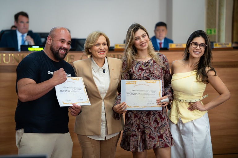 Homenagens em Plenário: atletas de kickboxing recebem Congratulações