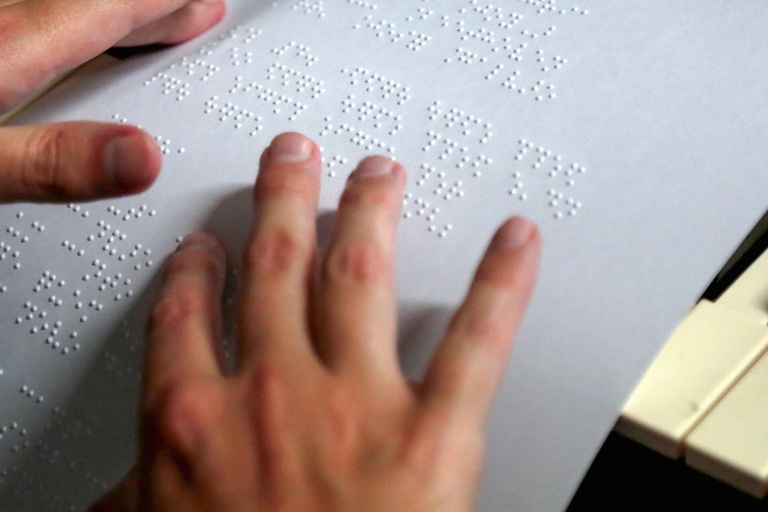 Medalhas em braille: projeto cria regras para eventos em Curitiba