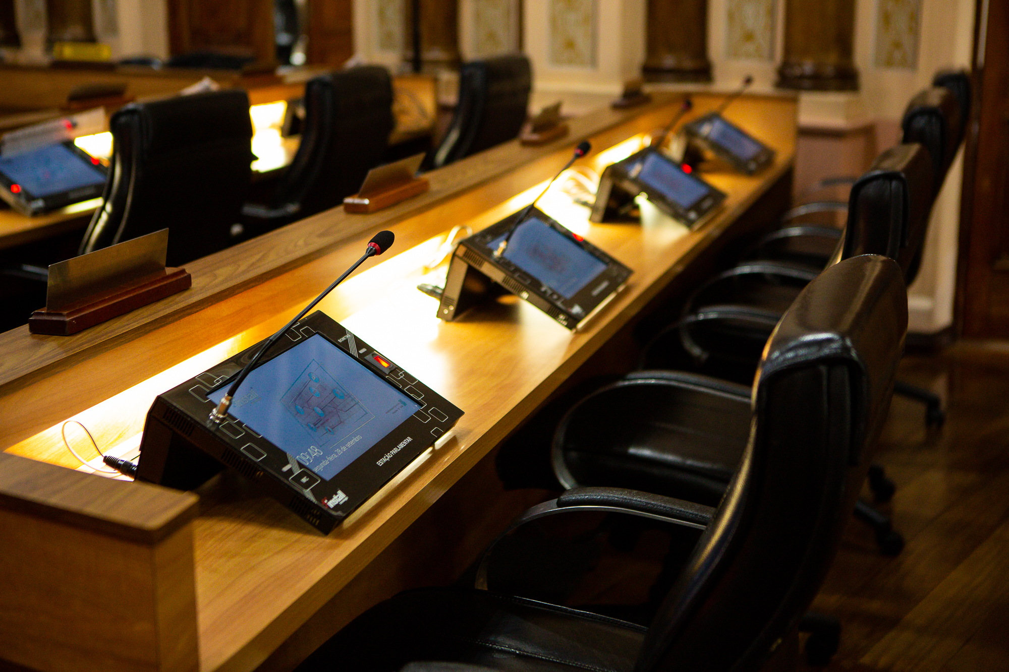 Homenagens passam em 2º turno; identificação de veículos da CMC é adiada