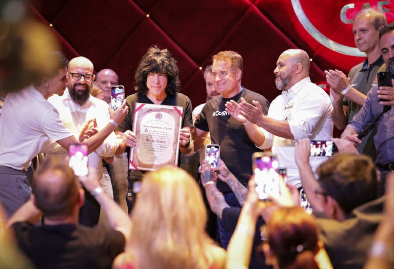 Ídolo do punk rock, Marky Ramone recebe homenagem da Câmara de Curitiba