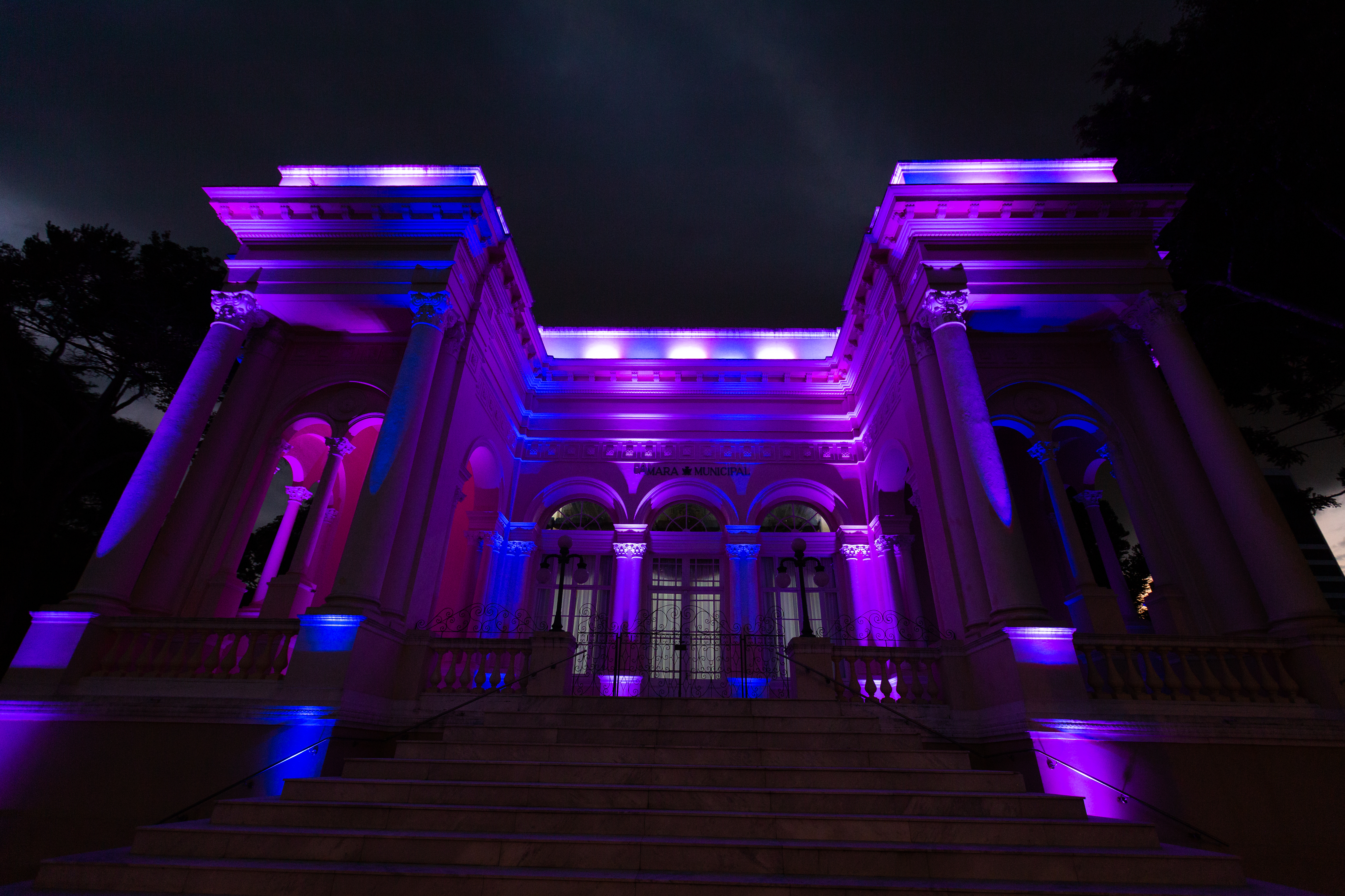 Iluminação da CMC alerta para prevenção do câncer colorretal e do colo do útero