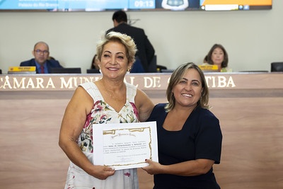 Tânia Guerreiro homenageia coordenadora pedagógica da Uninter