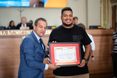 Ezequias Barros entrega homenagem