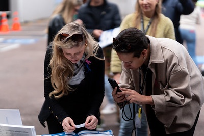 delegada colando figurinhas