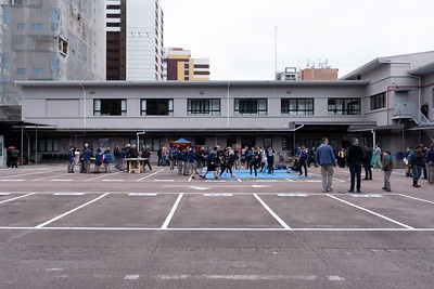 grupo de escoteiros no patio central