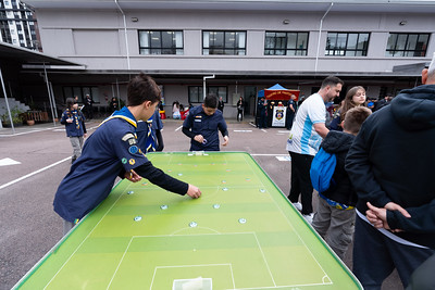 escoteiros jogando futebol de botão
