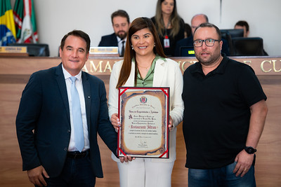 o vereador tico kuzma com os proprietários do restaurante 