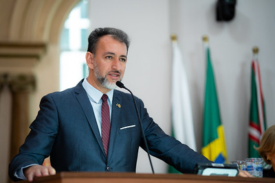 Vereador Marcos Vieira no plenário da Câmara de Curitiba