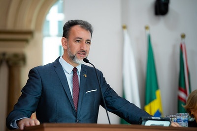 Vereador Marcos Vieira no plenário da Câmara de Curitiba