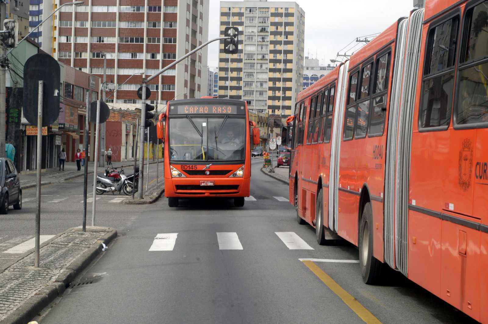 Ônibus biarticulado na canaleta - Anderson Tozato/CMC