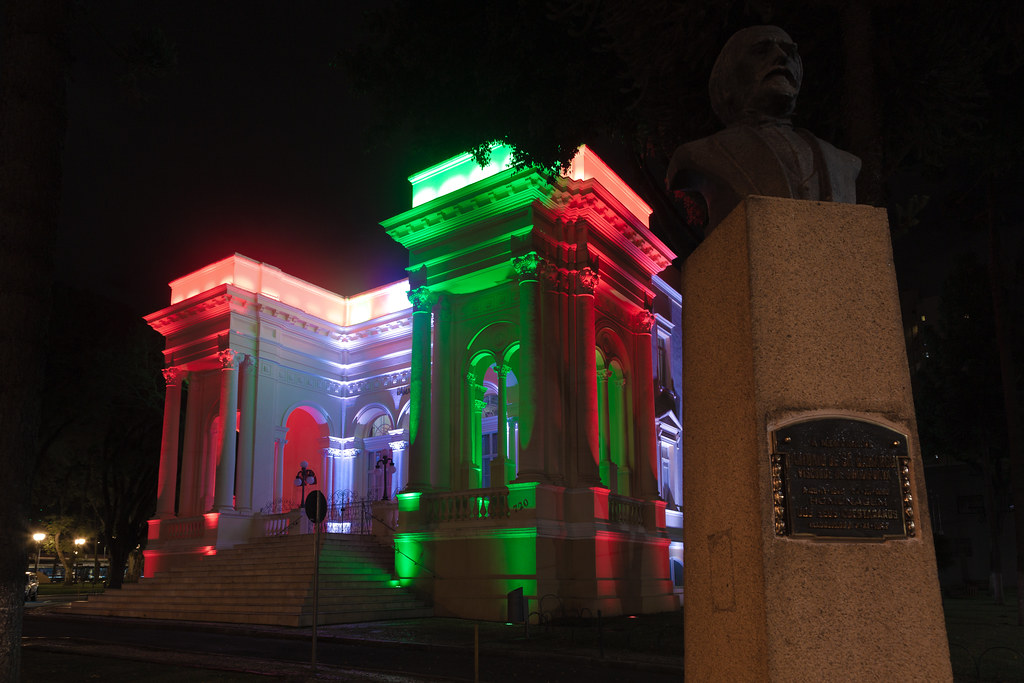 Palácio Rio Branco iluminado em homenagem ao aniversário de 328 anos de Curitiba.