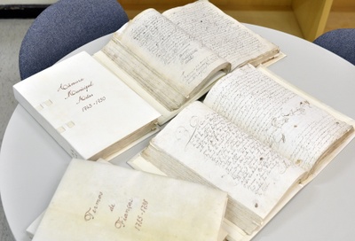 Acervo conta com livros guardados desde 1694, ano seguinte à primeira eleição da Câmara. (Foto - Andressa Katriny) 