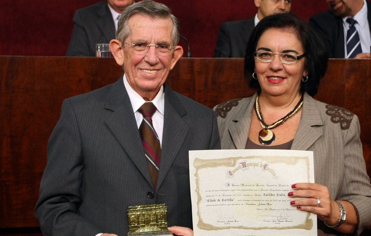 Ex-vereadora entrega a Euclides Scalco título de cidadão honorário do Paraná. (Foto: Arquivo/CMC).