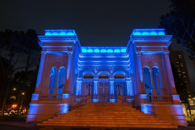 Palácio Rio Branco iluminado em azul 