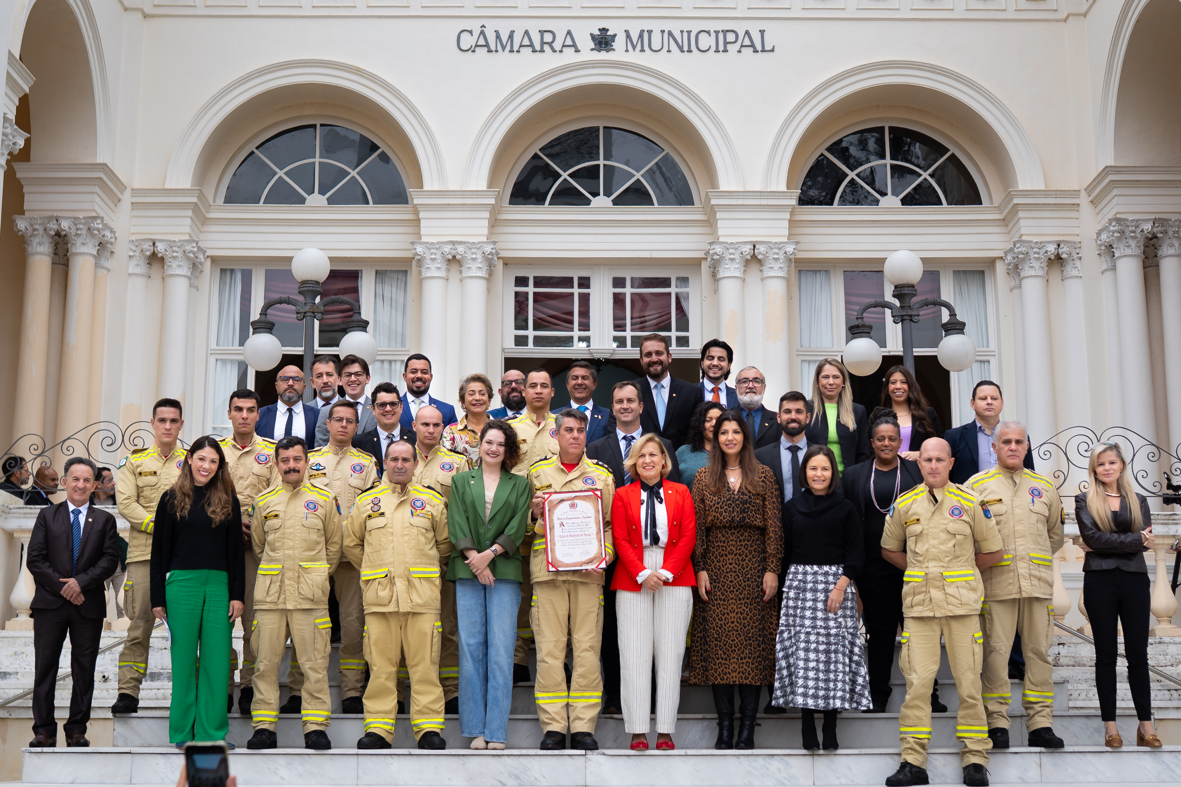 Incêndio na PUCPR: trabalho do Corpo de Bombeiros ganha reconhecimento oficial