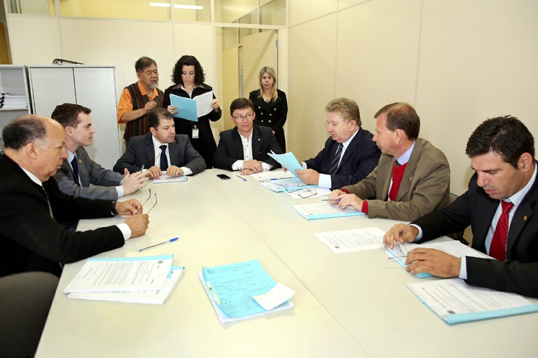 Incentivo a carros híbridos tem aval da Comissão de Economia