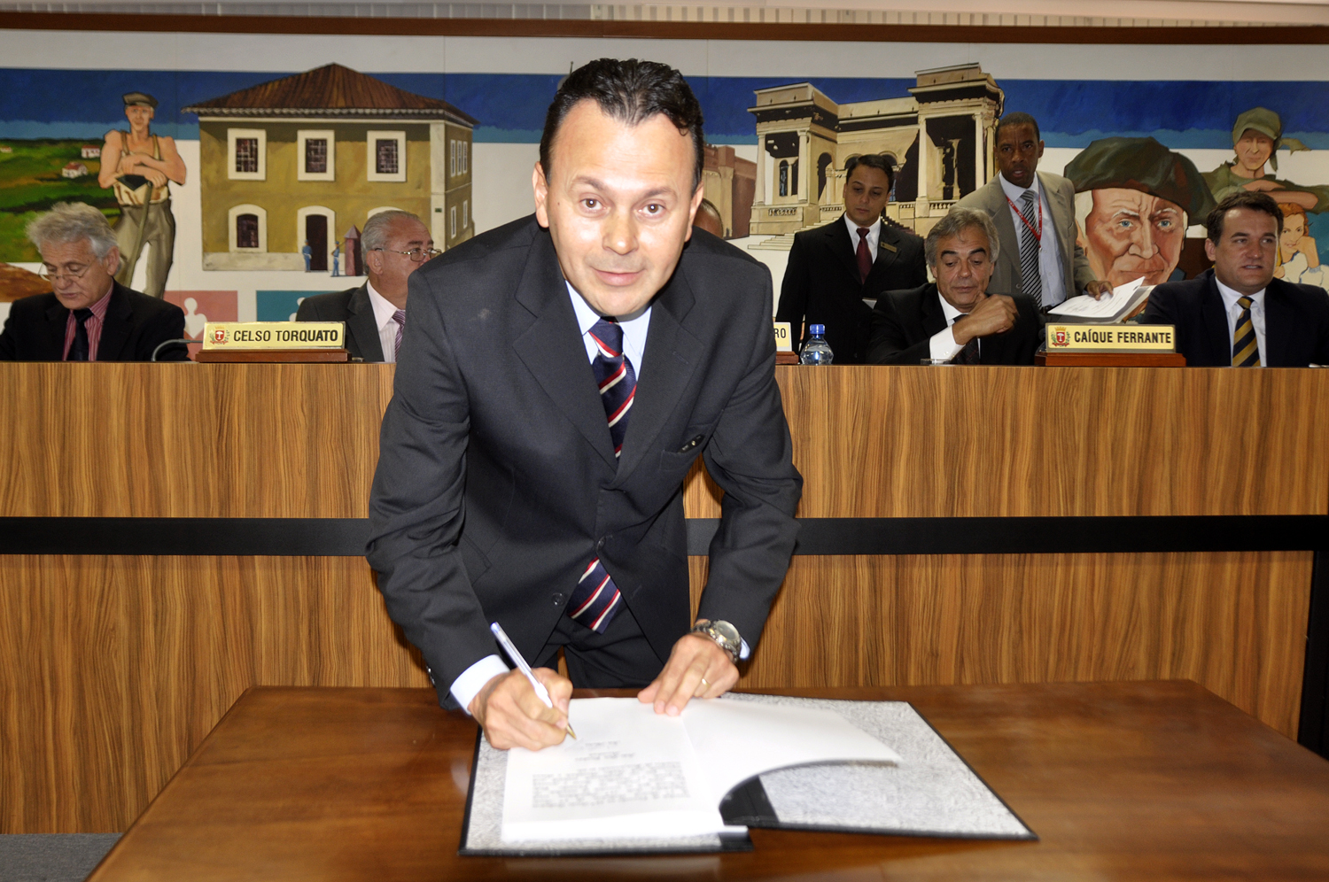 Iris Simões toma posse como vereador 